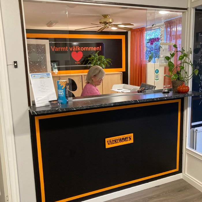 En kvinna som jobbar i receptionen på vaksala körskola.