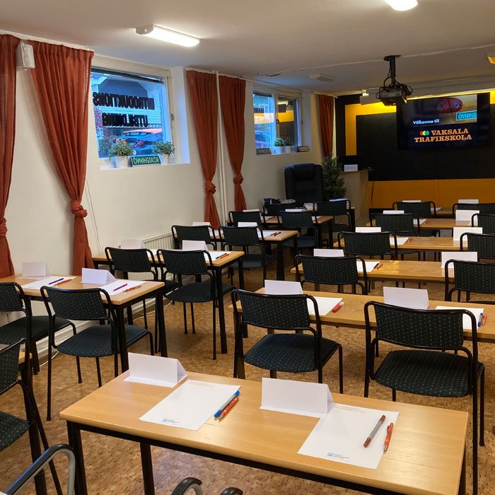 Ett tomt klassrum redo för handelarkurs.