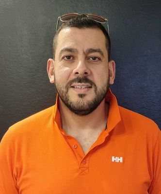 Ziad med en orange tröja. 