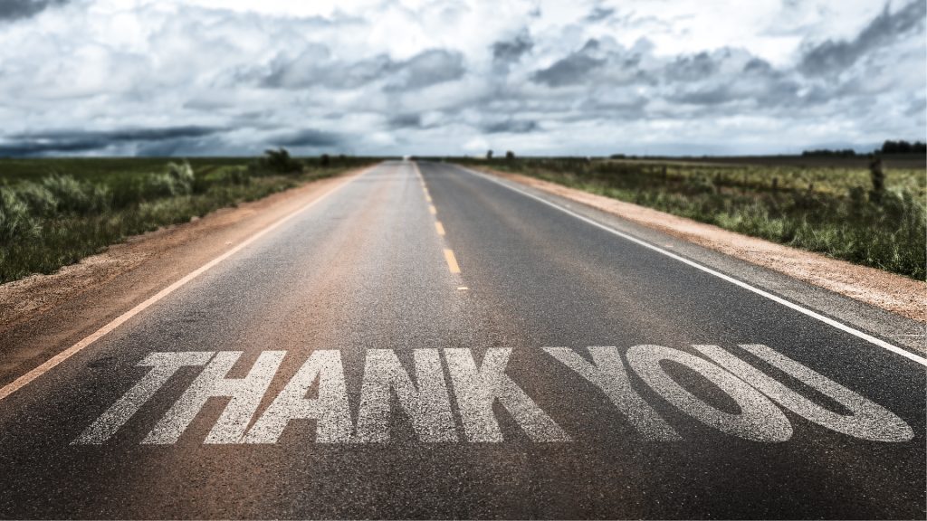 Texten thank you på en motorväg. 