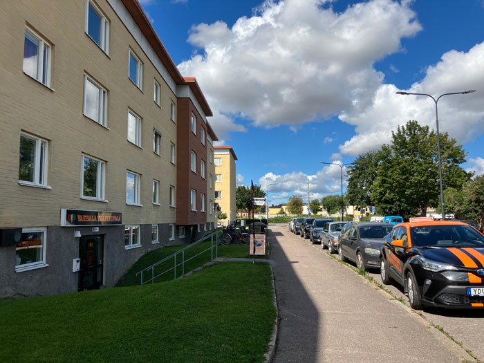 Utsidan av trafikskolan i uppsala.